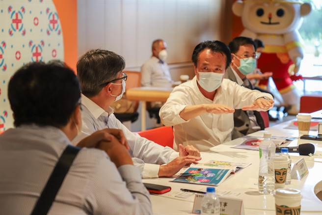 14日嘉義縣長翁章梁接待多位日商公司代表，雙方商洽談嘉義農業、能源及製造投資等事宜，希望能加速建設嘉義。（嘉義縣政府提供∕呂妍庭嘉義傳真）