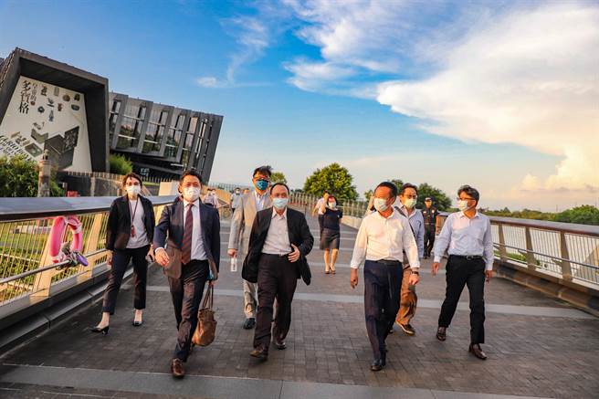 14日嘉義縣長翁章梁接待多位日商公司代表，雙方商洽談嘉義農業、能源及製造投資等事宜，希望能加速建設嘉義。（嘉義縣政府提供∕呂妍庭嘉義傳真）