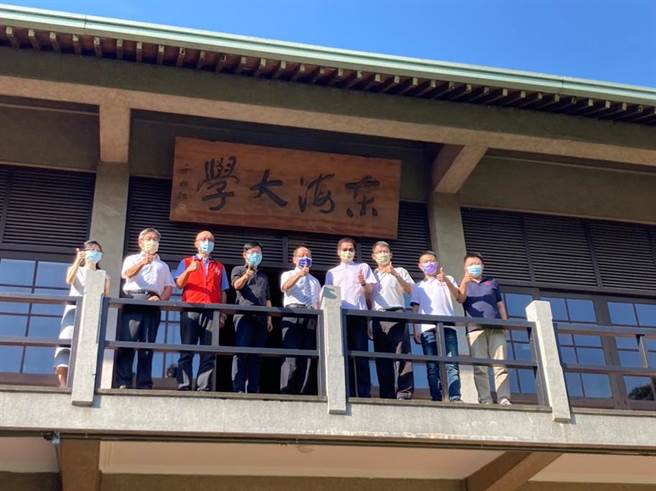 台中市警察局第六分局长蔡元戎率团队到侨光科技大学、逢甲大学及东海大学拜会，交流校园及交通安全等议题。（民眾提供／卢金足台中传真）