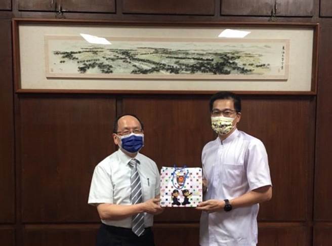 警察局第六分局长蔡元戎（右）拜会辖区大学，东海大学校长王茂骏提出校园宿舍安全、学生安全驾驶意识提升等议题。（民眾提供／卢金足台中传真）
