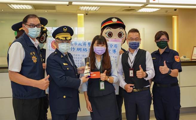 海山分局表揚有功行員及超商店員。（警方提供）