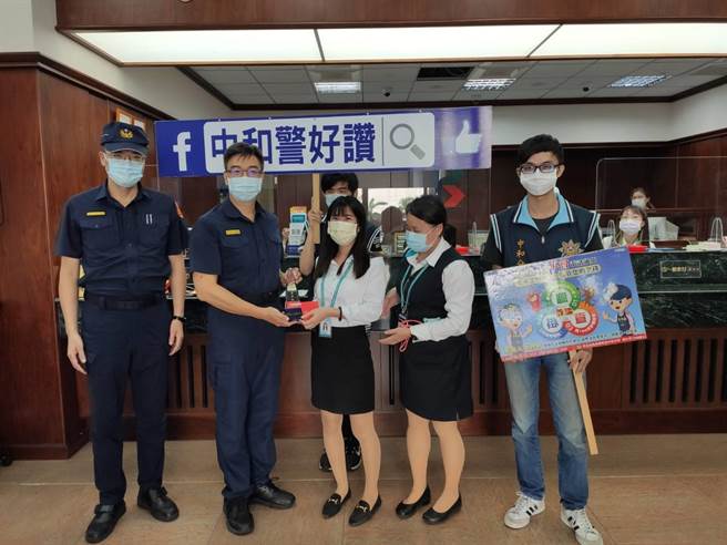 中和分局長李建廣表揚有功行員。（警方提供）