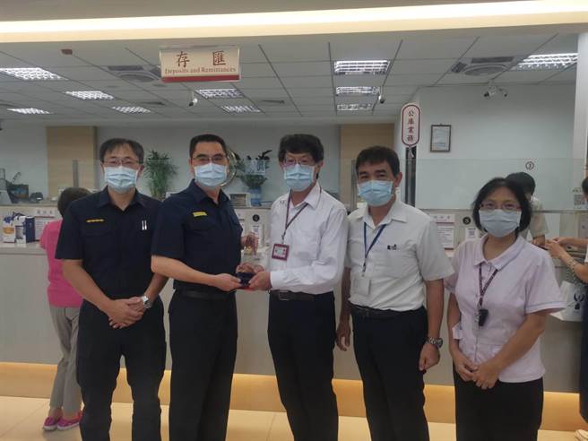 永和分局長陳保安表揚有功行員。（警方提供）