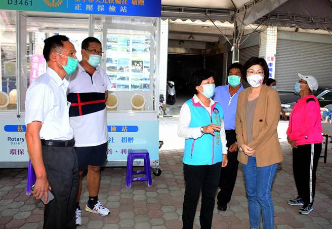 因應中秋節連假，台東縣政府在富岡港設快篩站，守護離島鄉親健康。（莊哲權攝）