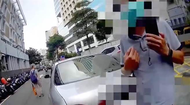 民眾违停遭开单 贴网呛警讨拍不成反打脸。（翻摄影片）