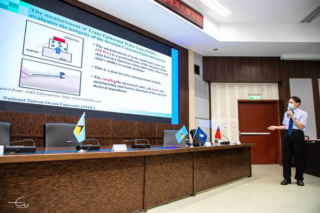 水产养殖学系副教授李孟洲说明海藻的特性。（国立台湾海洋大学提供／陈彩玲基隆传真）