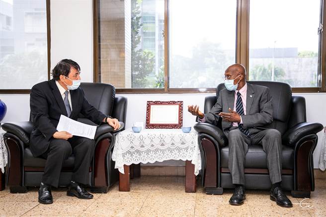 圣露西亚大使罗伦参访国立台湾海洋大学，共思解决良方。（国立台湾海洋大学提供／陈彩玲基隆传真）