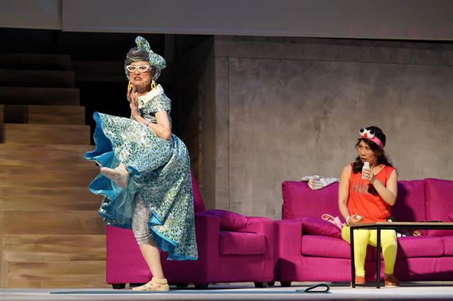 春河劇團舞台劇《當我們同在一起》，探討3C用品對家庭生活帶來的影響，將在線上直播劇院現場演出。（春河劇團提供）