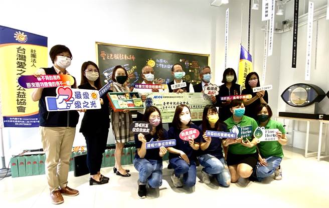 明椿电气机械股份有限公司董事长魏大椿，于中秋佳节前认购100盒礼盒，致赠礼盒予台中市爱心食物银行志工，感谢志工长期为弱势付出的辛劳。（卢金足摄）