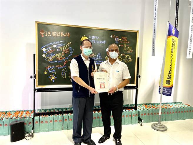 台中市社会局副局长陈坤皇（左）感谢企业取之于社会、用之于社会的精神，长期投入社会公益不遗余力。（卢金足摄）