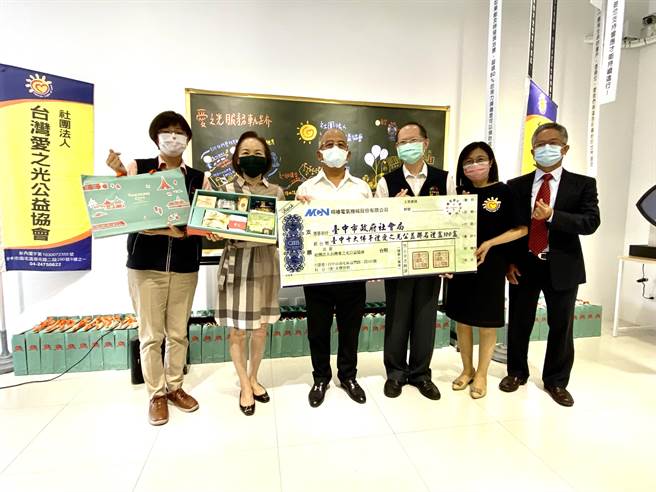 明椿电气机械股份有限公司董事长魏大椿，于中秋佳节前认购100盒礼盒，致赠礼盒予台中市爱心食物银行志工，感谢志工长期为弱势付出的辛劳。（卢金足摄）