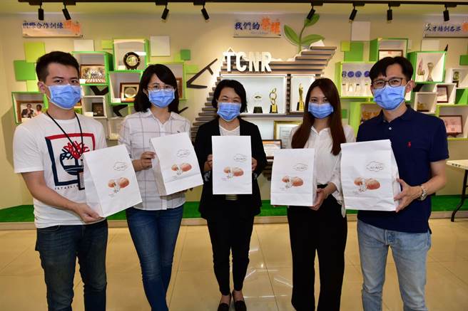 中秋佳节将至，劳动力发展署中彰投分署建议民眾购买庇护工场产品又能做公益。（卢金足摄）