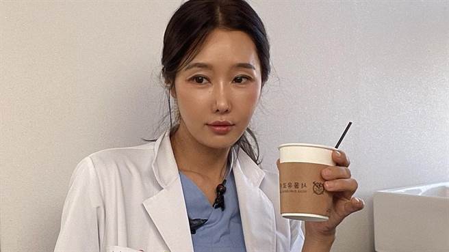 韩国美魔女牙医李秀珍日前于IG上晒出多个穿着泳装的影片，吸引网友热烈讨论。（图／IG@sjeuro）