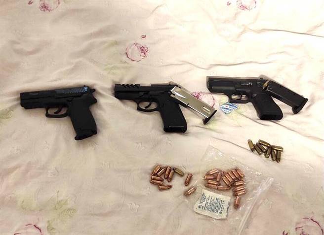 警方在黄江正住处起出2把手枪及1把空气枪。（读者提供／洪荣志台南传真）