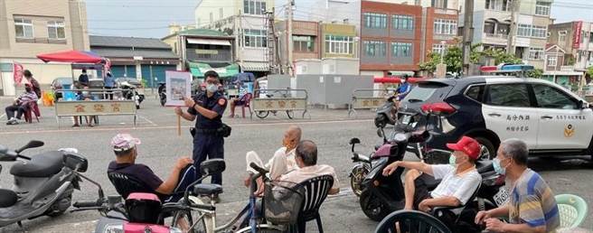 湖内警方到一家宫庙旁为长辈补充交通安全知识，希望民眾上路平安。（警方提供／林瑞益高雄传真）