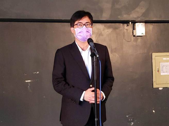 高雄巿長陳其邁15日在高雄社教館受訪。（曹明正攝）