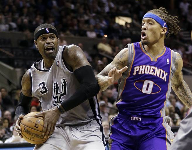 曾在2003年帮助马刺夺冠的退役名将史蒂芬杰克生(左)，由于未婚妻不愿签下婚前协议书而在婚礼当天悔婚。(美联社资料照)