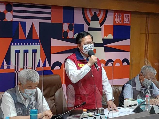 桃园市长郑文灿15日指出，近9000人採检都阴性，长荣机师2＋1确诊事件可望告一个段落，北科附工17日恢復正常上课。(蔡依珍摄)