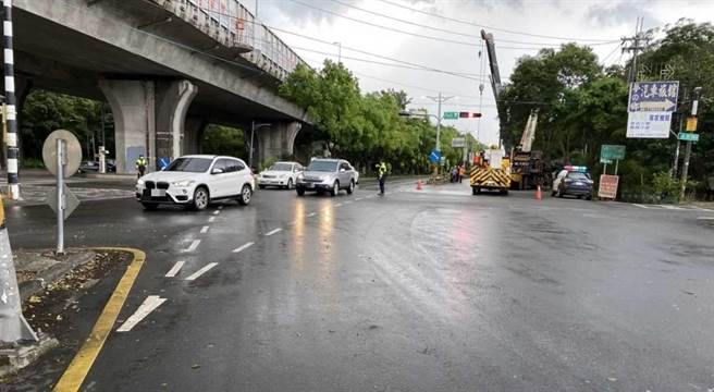 疑天雨路滑、车速快，预拌混凝土车翻覆，所幸驾驶仅背部挫伤。(警方提供)