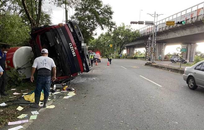 疑天雨路滑、车速快，预拌混凝土车翻覆，所幸驾驶仅背部挫伤。(警方提供)