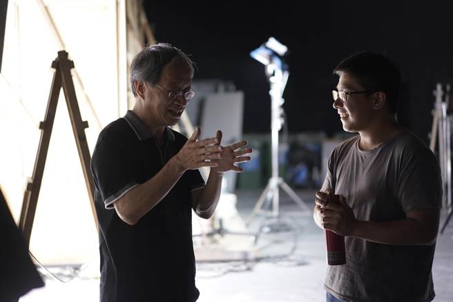 小野在《徘徊年代》拍摄现场与导演张腾元对话。（传影互动提供）