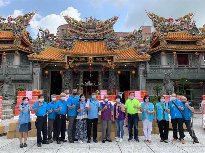 新北市土城区五谷先帝庙、树林区镇南宫今日捐赠普渡物资给新北市好日子爱心大平台。（社会局提供）
