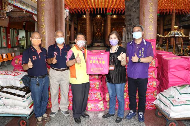 新北市土城区五谷先帝庙、树林区镇南宫今日捐赠普渡物资给新北市好日子爱心大平台。（社会局提供）