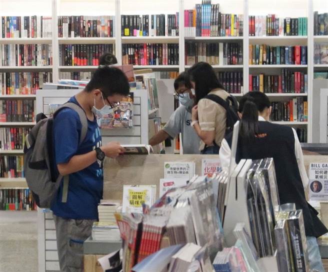 出版業及藝文活動深受疫情影響，期待振興券帶來助益。（王英豪攝）