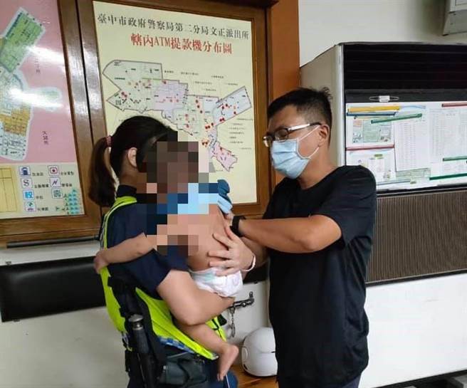 警方研判男童尿布已湿需要更换尿布了，连忙购买尿布及童装帮男童换上。（台中市警第二分局提供／张妍溱台中传真）