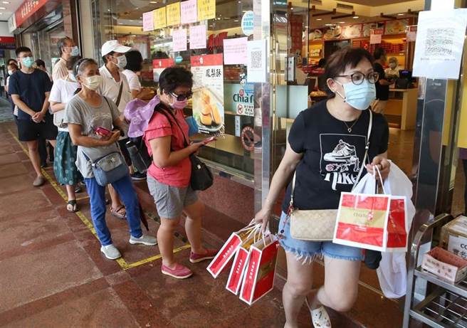 振兴五倍券将于于10月8日正式上路，而各部会也加码推出其他振兴措施，包括动滋券、客庄券、艺FUN券、农游券等，更新增好食券、地方创生券、国旅券、i原券共8大券。中秋节将至，知名糕饼店外大排长龙。（王英豪摄）
