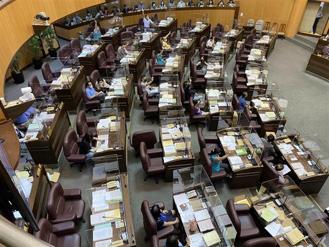 桃市府15日将原民电视台土地租用案送议会审议，虽然挨批资料准备不齐，绿营以14比10票通过审议。(蔡依珍摄)
