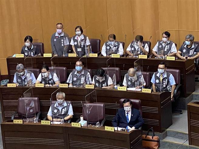 桃园市原民局长林日龙和文化局长庄秀美为政策辩护，希望争取议会支持。(蔡依珍摄)
