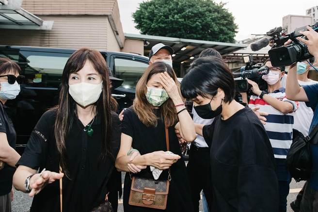 龙劭华遗孀谢雪贞被搀扶着进会馆(中)。（郭吉铨摄）
