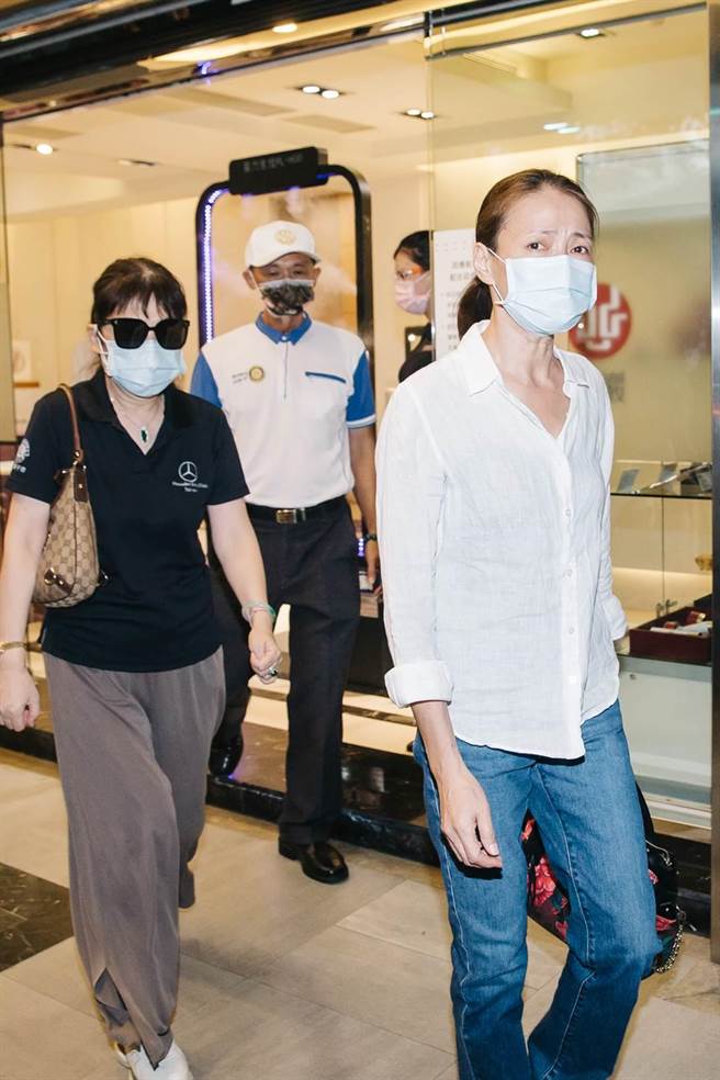 柯淑勤第一时间奔赴龙巖会馆吊唁龙劭华。（郭吉铨摄）