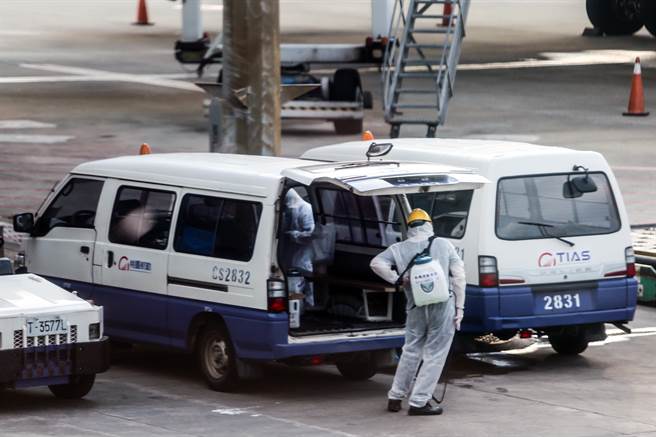 国内15日新增一例COVID-19本土个案，目前感染源待厘清，中央流行疫情指挥中心指挥官陈时中表示，本土确诊者为桃园机场负责客舱清洁人员，初步定序染Delta变异株，曾接种一剂AZ疫苗。图为桃勤清洁人员在客机停妥下客完毕后，换上防护衣，准备上机做清洁消毒工作。（非新闻当事人）（陈麒全摄）