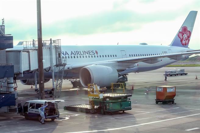 国内15日新增一例COVID-19本土个案，目前感染源待厘清，中央流行疫情指挥中心指挥官陈时中表示，本土确诊者为桃园机场负责客舱清洁人员，初步定序染Delta变异株，曾接种一剂AZ疫苗。图为桃勤清洁人员在客机停妥下客完毕后，换上防护衣，准备上机做清洁消毒工作。（非新闻当事人）（陈麒全摄）