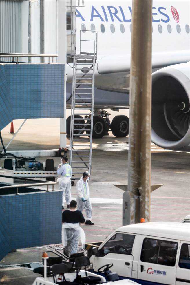 国内15日新增一例COVID-19本土个案，目前感染源待厘清，中央流行疫情指挥中心指挥官陈时中表示，本土确诊者为桃园机场负责客舱清洁人员，初步定序染Delta变异株，曾接种一剂AZ疫苗。图为桃勤清洁人员在客机停妥下客完毕后，换上防护衣，准备上机做清洁消毒工作。（非新闻当事人）（陈麒全摄）