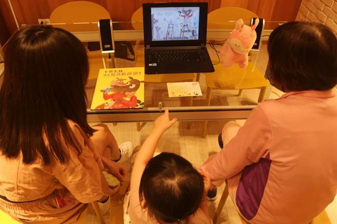 南监教化科社工师代表将「枕边细语-为孩子说故事」绘本及录制光碟，致赠家属。(曹婷婷摄)