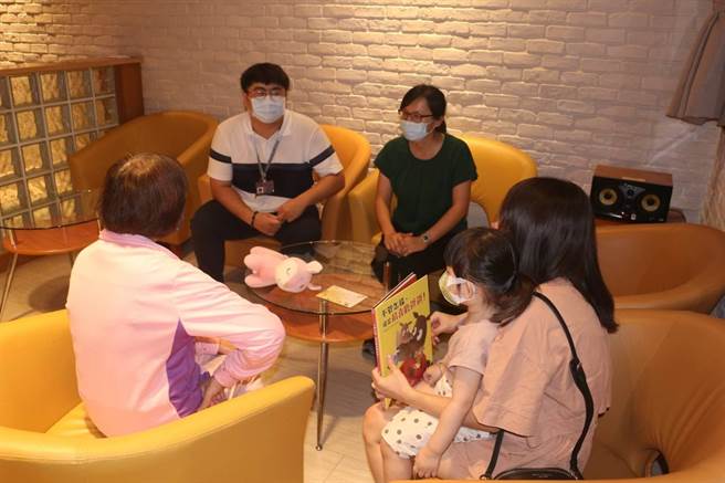 南监教化科社工师代表将「枕边细语-为孩子说故事」绘本及录制光碟，致赠家属。(曹婷婷摄)