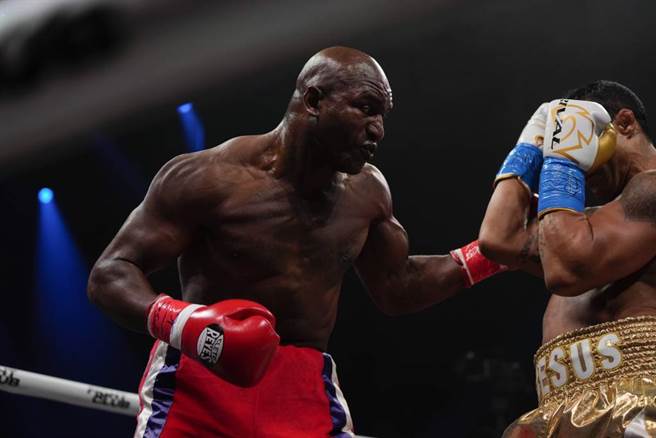 58岁的老拳王贺利菲德復出擂台，被打得落花流水。（美联社资料照）