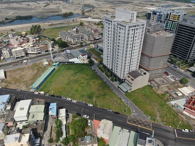 高市地政局本年度第3季土地标售，最受瞩目的为，楠梓区援中段一小段296、297地号，839坪商3土地，吸引14位投资人竞标，最终由华雄建设以负责人刘文城名义买下。（高市地政局提供）