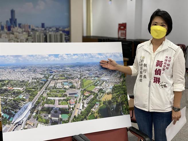 左楠市议员参选人黄侦琳表示，今天陪同立委刘世芳立委参加高雄市政府都市发展局的「中油高炼厂 无污染区55公顷土地 启动都市计画说明会」，两人共同提出将争取后劲国小、油厂国小成为双语小学的想法，希望台积电进驻后该区的教育提供将能更完善，同时带动人才引进。（柯宗纬翻摄）