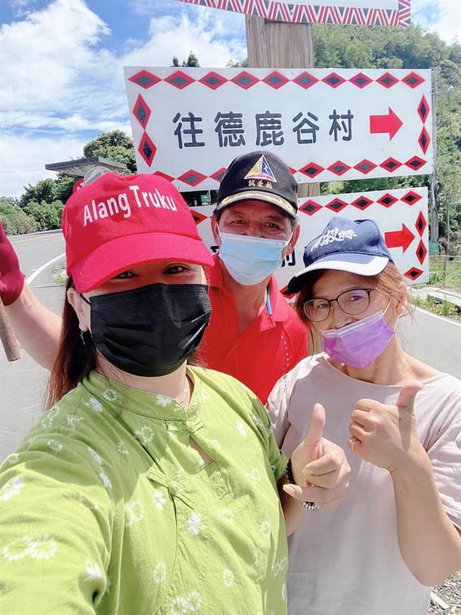 南投县仁爱乡合作村，不只村名正名为「德鹿谷」村，连路名、校名、门牌等户籍资料都要改，族人将道路上的部落指标，换成德鹿谷村。（村长卓上龙提供／黄国峰南投传真）