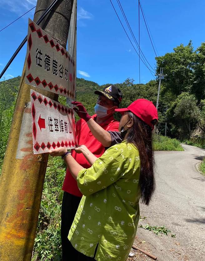 南投县仁爱乡合作村，不只村名正名为「德鹿谷」村，连路名、校名、门牌等户籍资料都要改，族人将道路上的部落指标，换成德鹿谷村。（村长卓上龙提供／黄国峰南投传真）