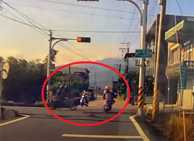 宜兰县冬山乡14日上午发生一起车祸，一名闯红灯的女骑士与另名骑士相撞，双双喷飞。（翻摄自YouTube「狂爆料服务站」）