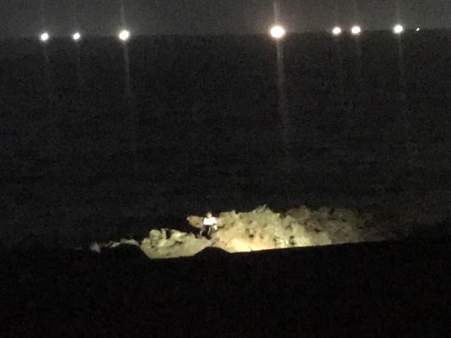 基隆市中正区潮境公园后方礁石区15日晚间有2名钓客落海，1人在礁石上待救援，另1人下落不明。（陈彩玲摄）