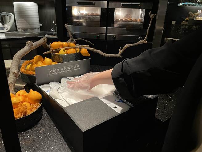 柏丽厅也自日本进口免接触式气动手套机。（台北晶华酒店提供）