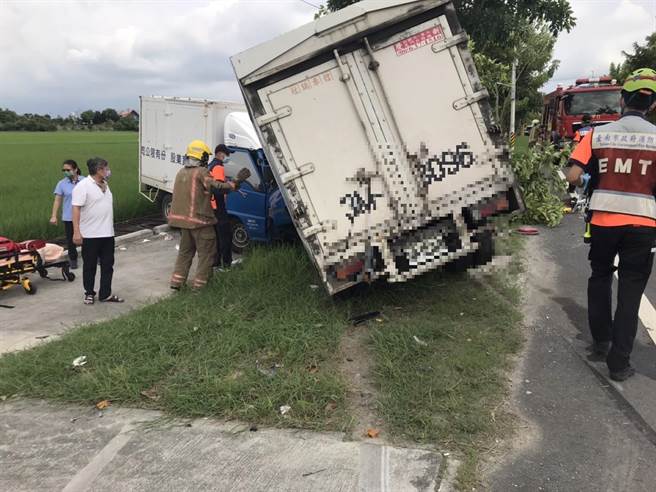 台南六甲2貨車對撞3人受傷，路樹也被剷倒。（讀者提供／劉秀芬台南傳真）