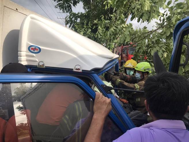 台南六甲2貨車對撞，車頭嚴重凹陷，駕駛受困車內。（讀者提供／劉秀芬台南傳真）
