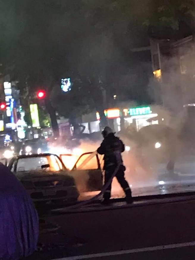 台中南区建成路15日晚间发生火烧车意外。（翻摄自大里人聊天室）